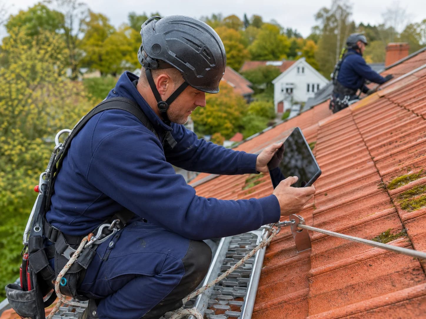 TakHero utför en dokumenterad takbesiktning på ett villatak